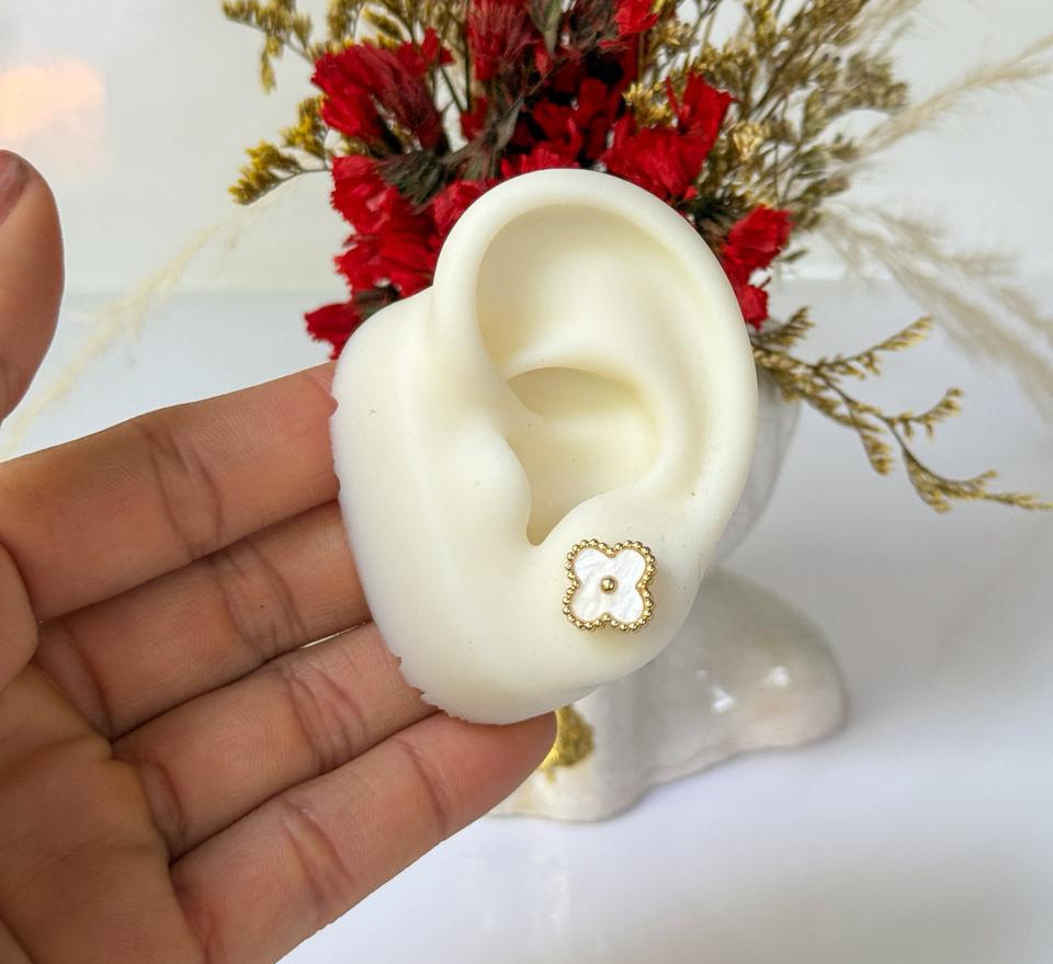 ARETES TREBOL BLANCO